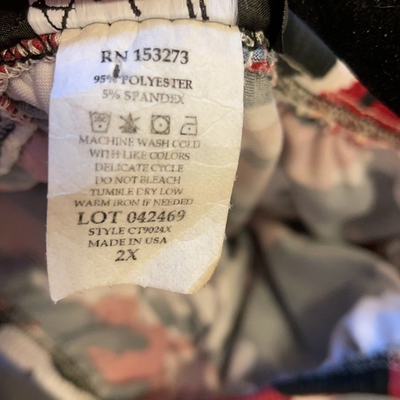 𝅺ARABELLA black/white/wine camo ruffle neckline crop top. 2X - Picture 7 of 7